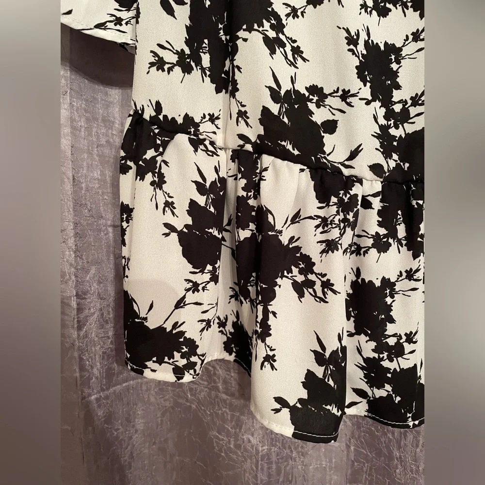 EUC Liberty Love Black/white floral print replum flowy bell sleeve blouse - Picture 4 of 5